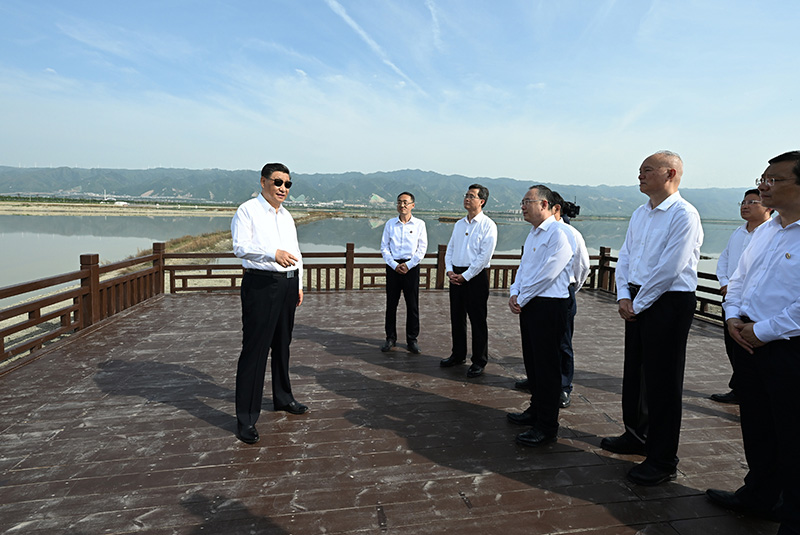 5月16日下昼，，，中共中央总书记、国家主席、中央军委主席习近平在前往陕西西安主持中国－中亚峰会途中，，，在山西运城盐湖考察。。。。。