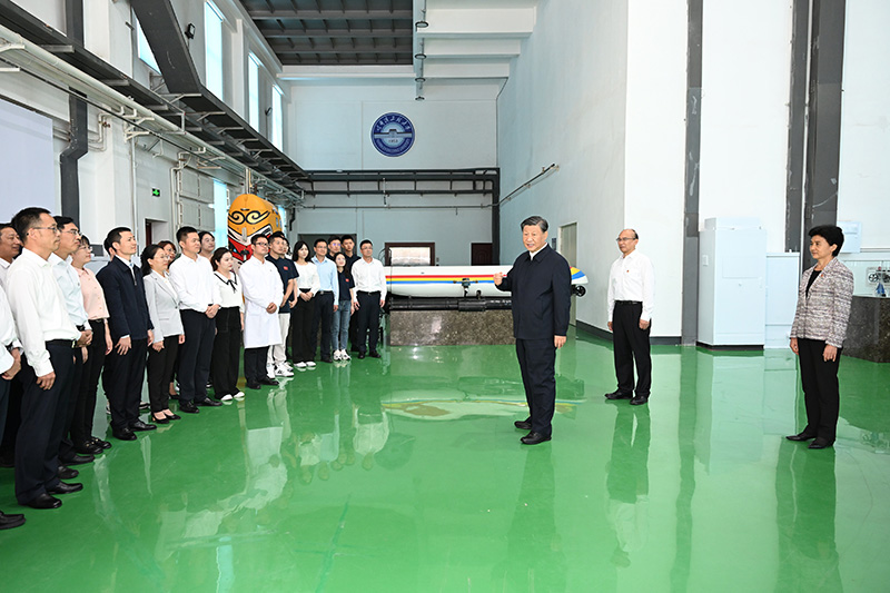 9月6日至8日，，中共中央总书记、国家主席、中央军委主席习近平在黑龙江考察。。。。这是7日上午，，习近平在哈尔滨工程大学考察时，，同师生代表亲热交流。。。。