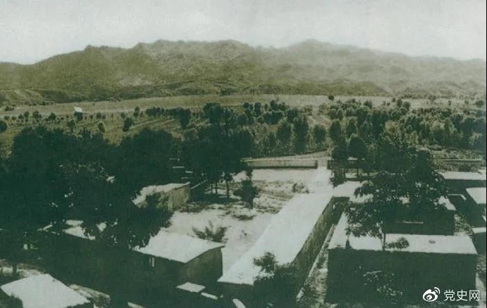 1948年5月，，，中共中央和人民解放军总部由陕北迁到河北平山县西柏坡。。。图为中央向导人办公地方俯瞰。。。